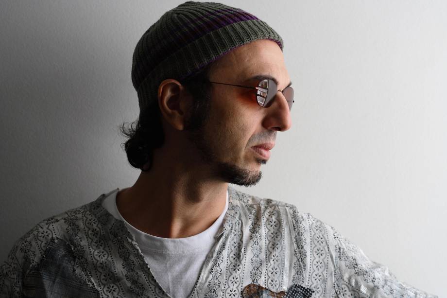 Zeca Baleiro: cantor e compositor Zeca Baleiro: cantor e compositor