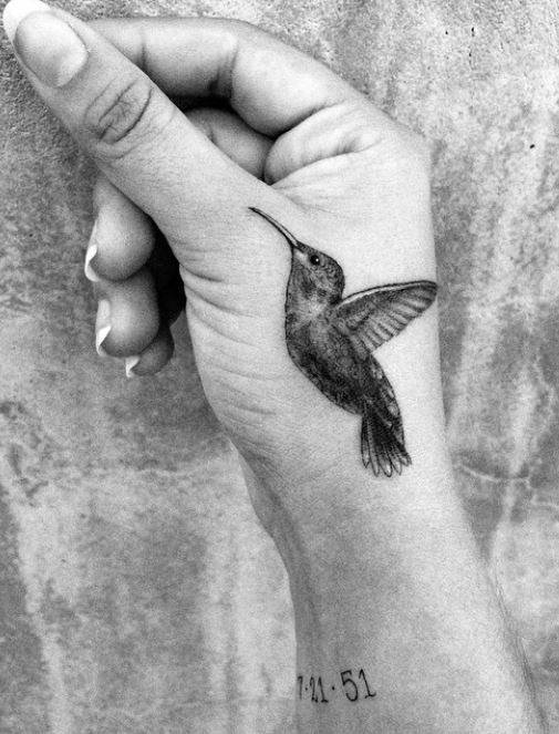 Zelda Williams faz tatuagem em homenagem ao pai Robin Williams