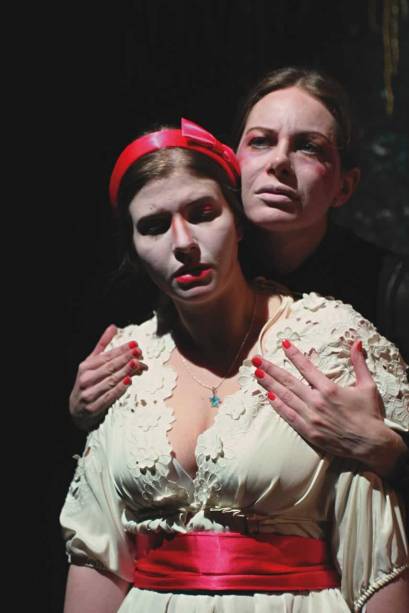 Julia Bobrow e Cléo De Páris em Roberto Zucco Julia Bobrow e Cléo De Páris em Roberto Zucco