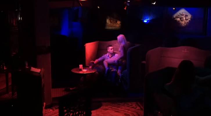 Promoção do filme ‘Como Sobreviver a um Ataque Zumbi’ faz divertida pegadinha em clube de strippers
