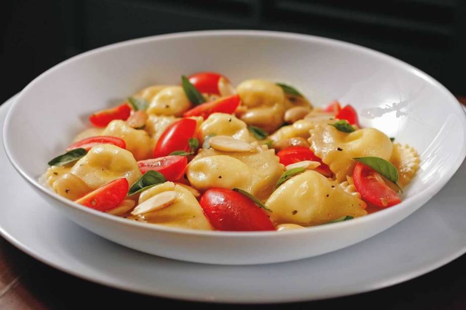 Ravióli de queijo de cabra com tomate-cereja, amêndoa e manjericão
