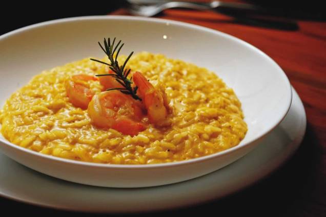 Risoto de creme de abóbora japonesa coroado de camarão Risoto de creme de abóbora japonesa coroado de camarão