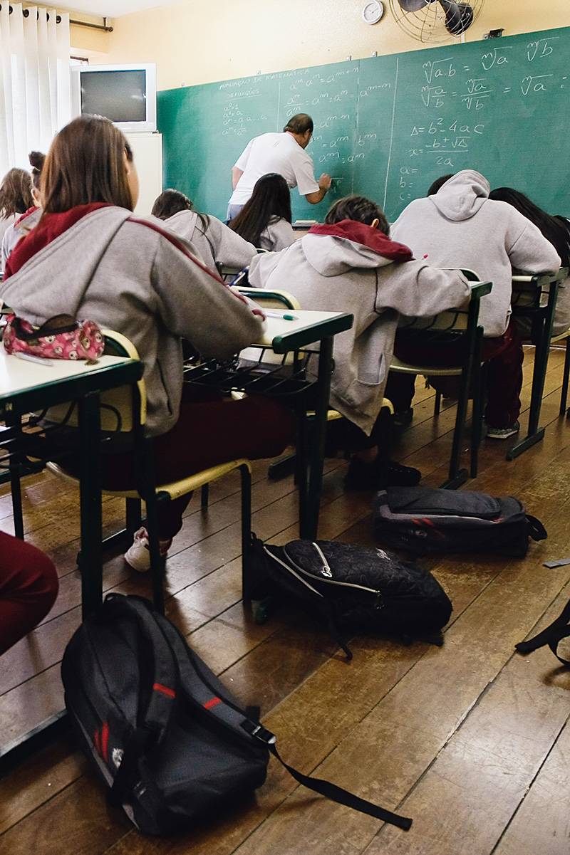 Bolsonaro anuncia reajuste de 33,24% para professores da educação básica