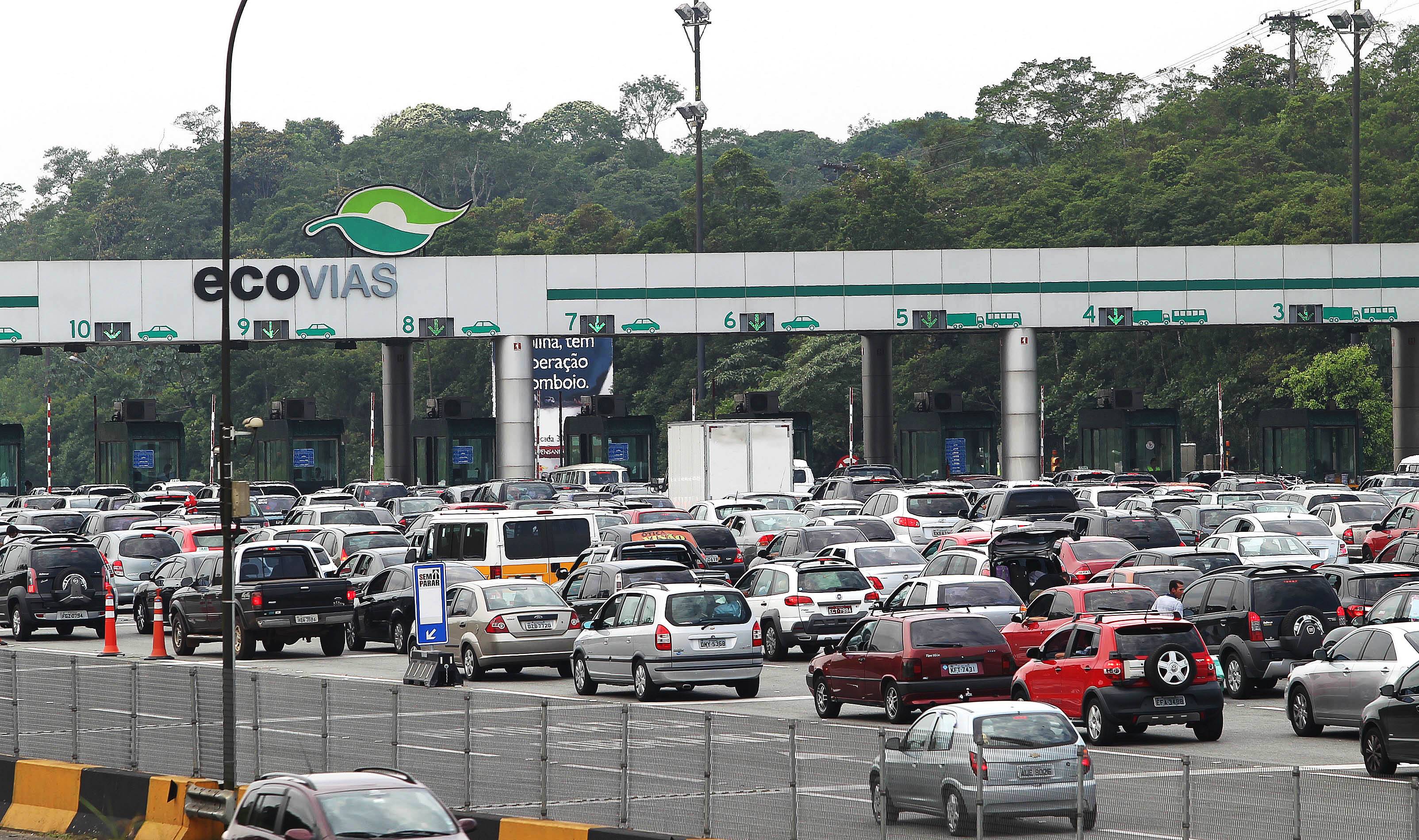 Estradas para o litoral paulista têm intenso congestionamento