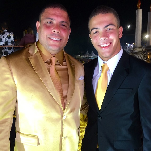 Ronald, filho de Ronaldo, toca como DJ em desfile de moda