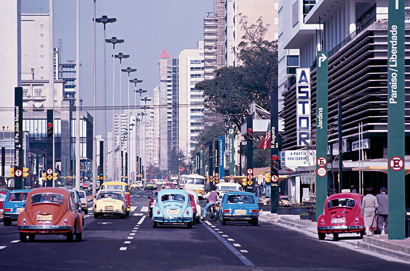 Avenida Paulista, em 1974: instala&ccedil;&atilde;o dos totens verticais.
