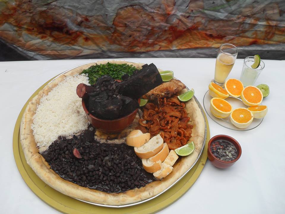 pizza-de-feijoada-completa-com-borda-recheada-de-farofa.jpeg Pizzariabatepapo