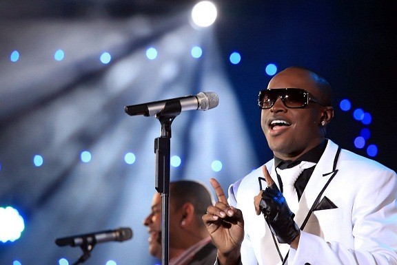 Cantor Thiaguinho se manifesta sobre ataques racistas contra Titi