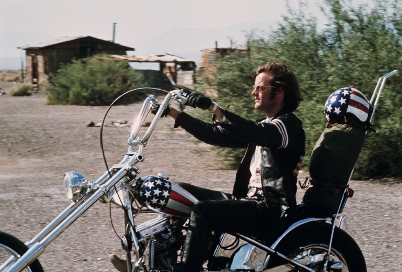 Homem anda de moto