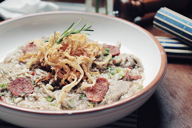 Aragon: arroz de pato coberto por lingui&ccedil;a curada e cebola crocante