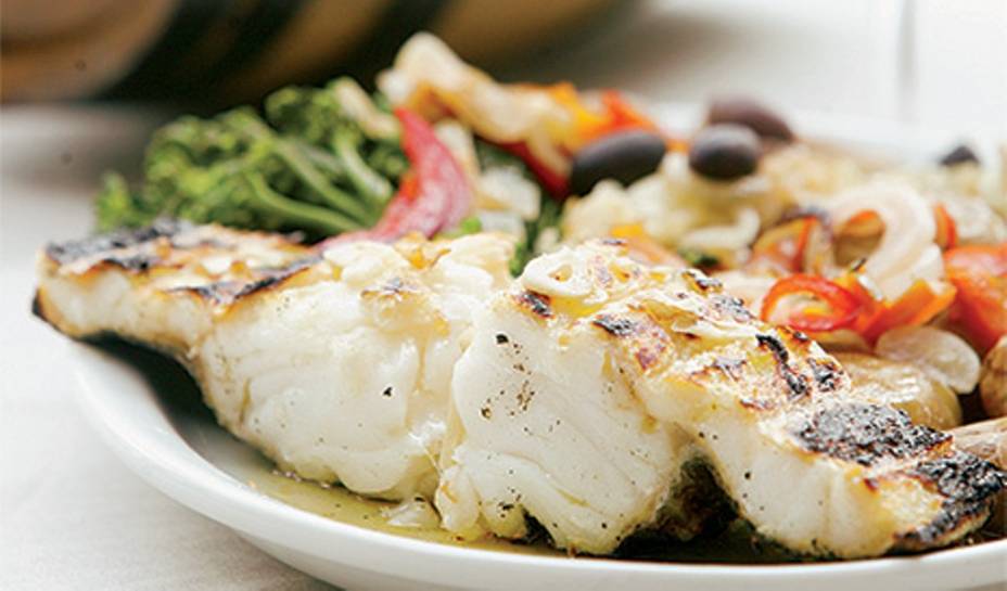 Bacalhau grelhado na companhia de batata, brócolis e cebola Bacalhau grelhado na companhia de batata, brócolis e cebola