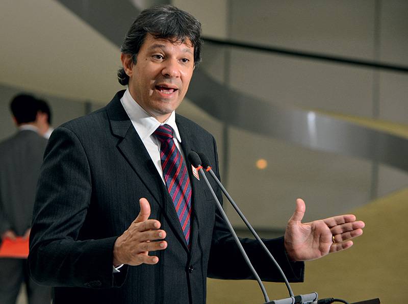 Haddad ministra primeira aula na USP desde que deixou prefeitura