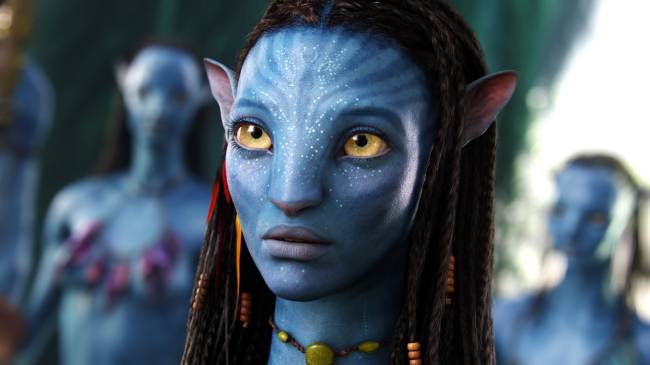 avatar2.jpeg A foto apresenta a personagem Neytiri, uma criatura azul