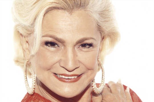 Andréa Beltrão caracterizada como Hebe Camargo para cinebiografia