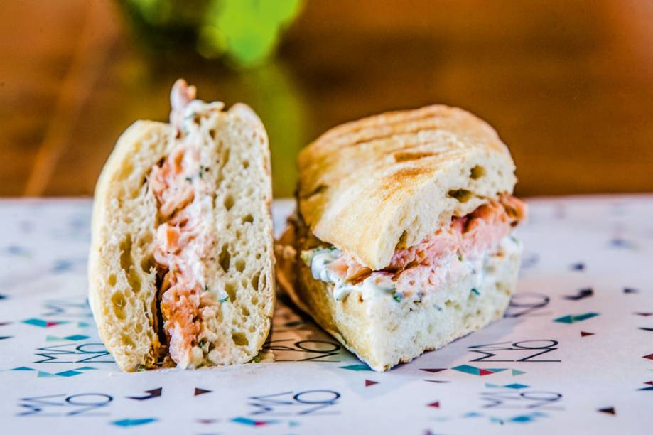 Mano Sanduíches: salmão defumado com coalhada, limão-siciliano e dill Mano Sanduíches: salmão defumado com coalhada, limão-siciliano e dill