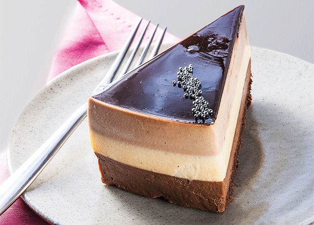 Bavaroise de três chocolates (R$ 15,00 a fatia), da Confeitaria Marilia Zylbersztajn Bavaroise de três chocolates (R$ 15,00 a fatia), da Confeitaria Marilia Zylbersztajn