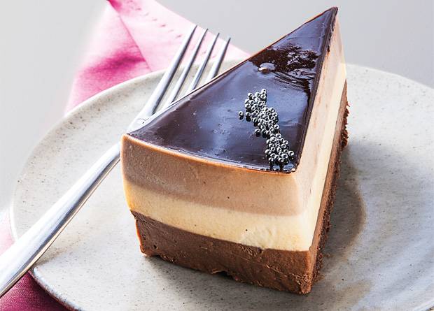 Bavaroise de tr&ecirc;s chocolates (R$ 15,00 a fatia), da Confeitaria Marilia Zylbersztajn