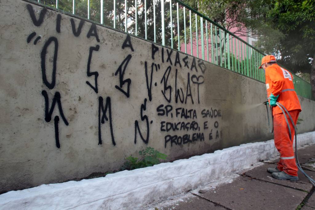 Muro na Avenida 23 de Maio é pichado com “recado” para Doria