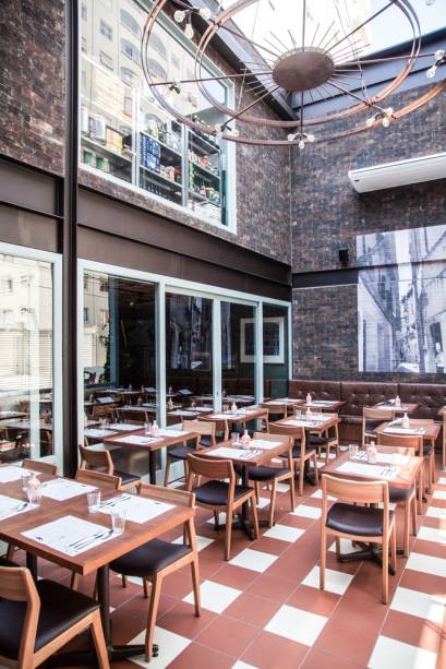 O salão virado para a rua: concorrido desde a inauguração O salão virado para a rua: concorrido desde a inauguração