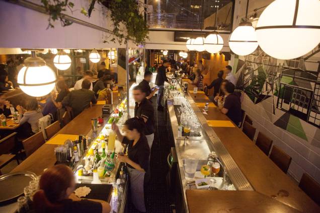 A atraente dupla de balcões: no meio da casa A atraente dupla de balcões: no meio da casa