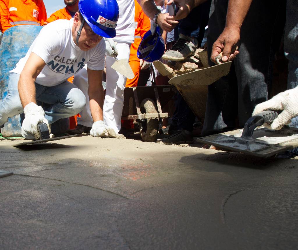 Com capacete de obra, Doria participa de mutirão no domingo (29)