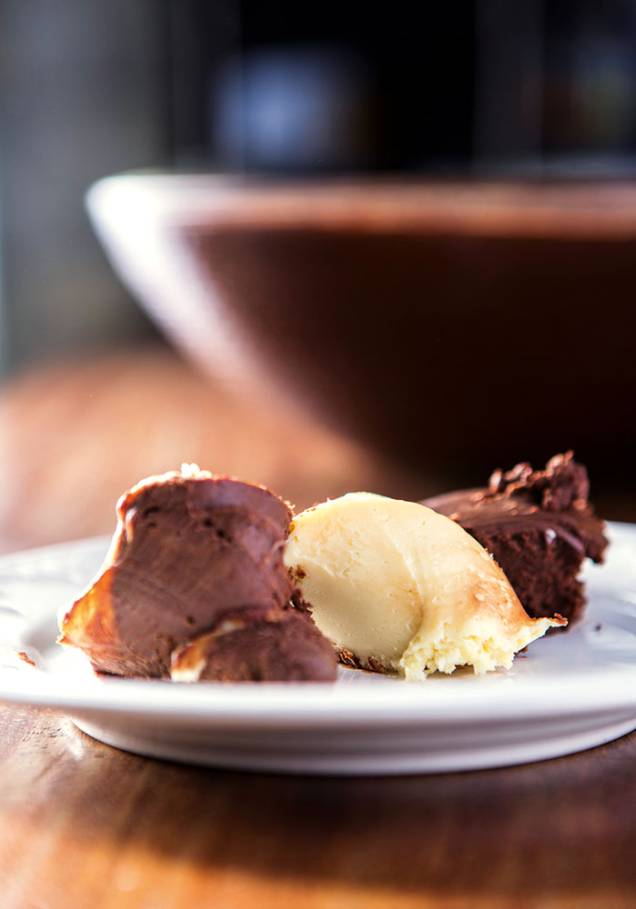 Trio de musses de chocolates ao leite, amargo e branco Trio de musses de chocolates ao leite, amargo e branco