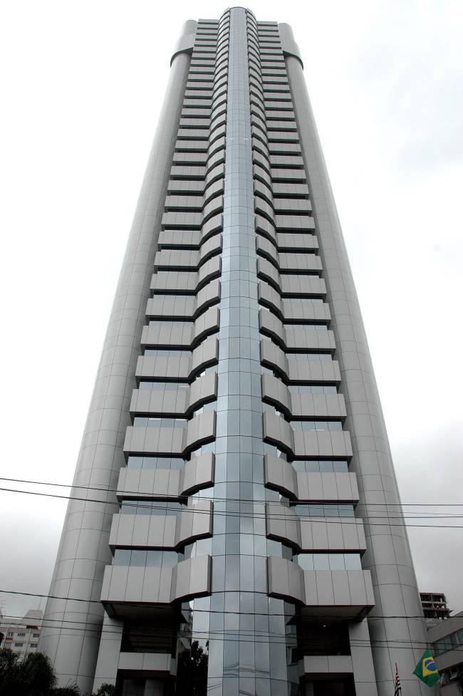 edificio-plaza-centenario-conhecido-como-robocop-na-avenida-das-nacoes-unidas