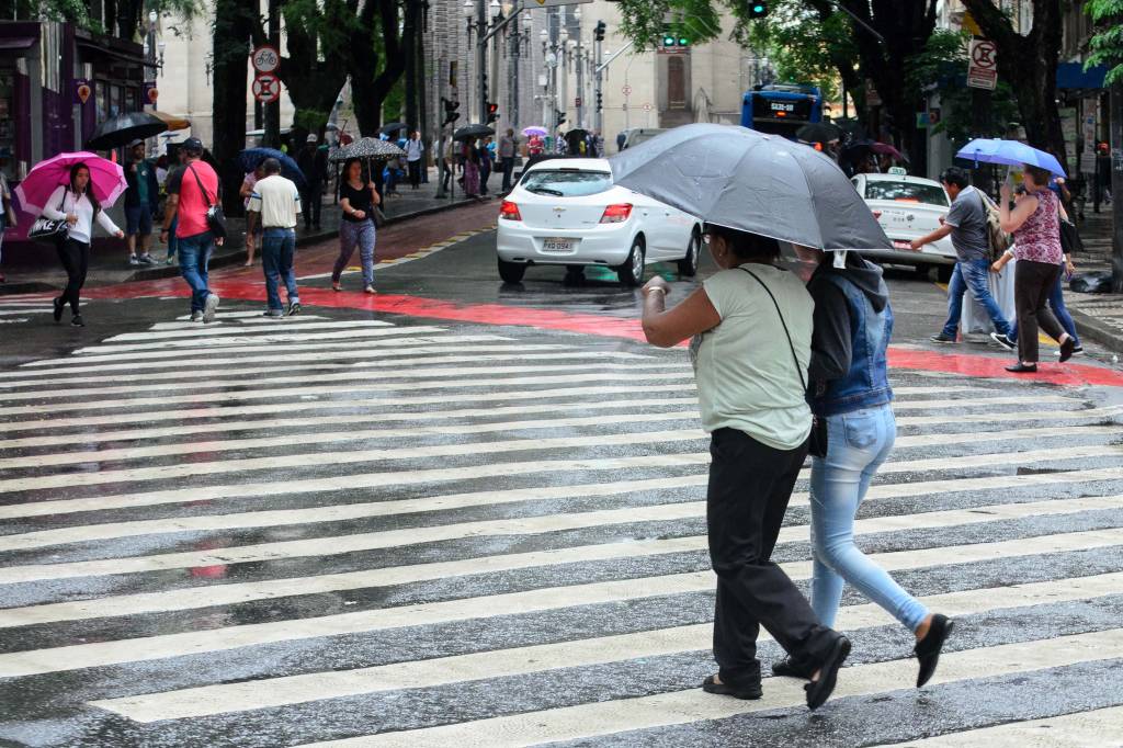 Semana terá tempo nublado e pancadas de chuva