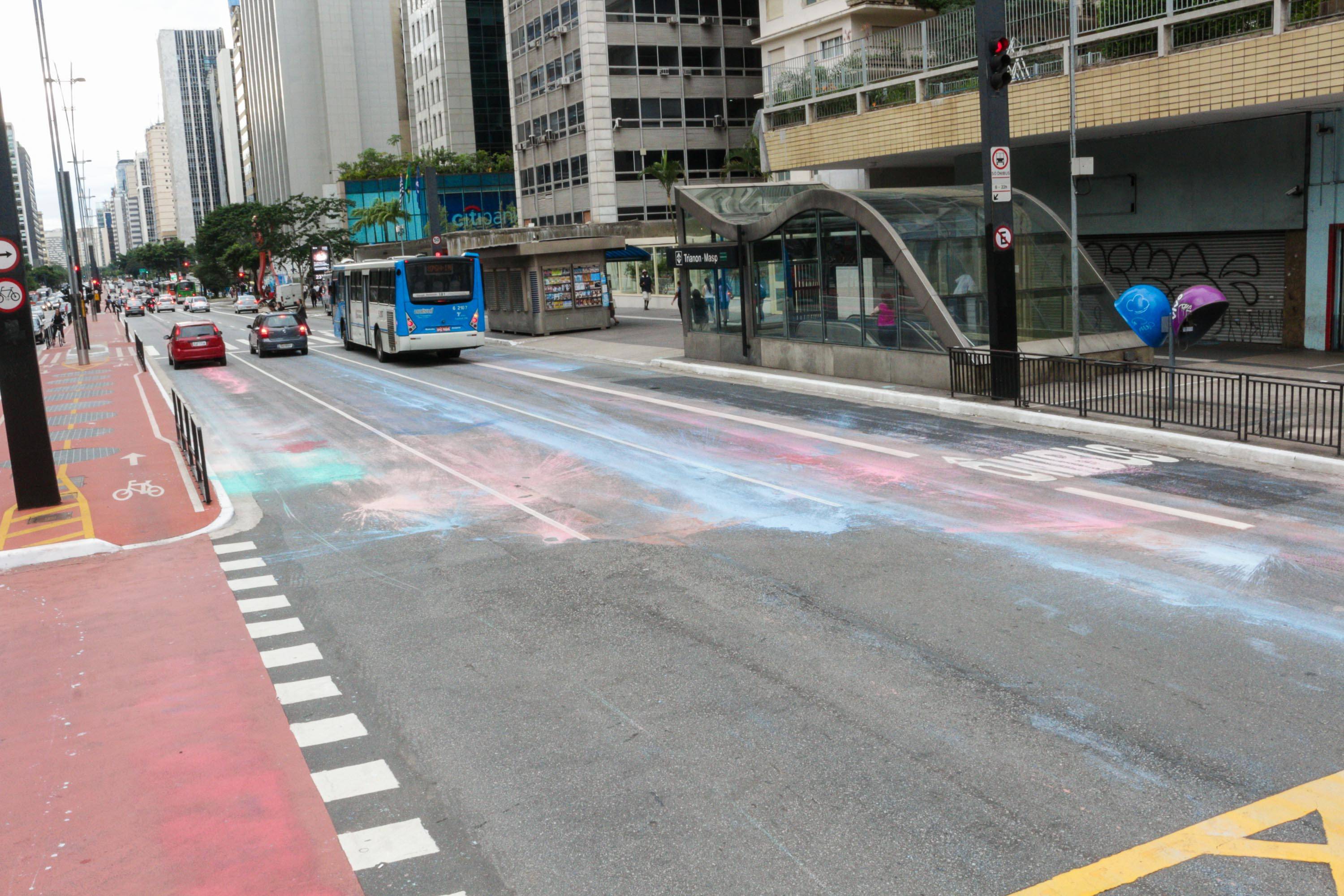 Avenida Paulista amanhece com tinta colorida em asfalto