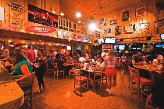 Hooters fecha última unidade no país
