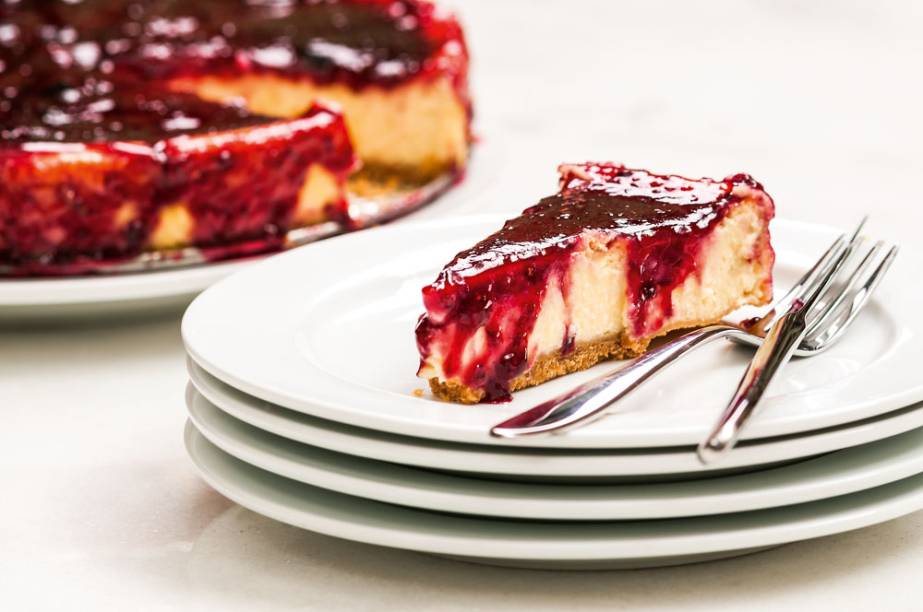 Cheesecake com calda de frutas vermelhas