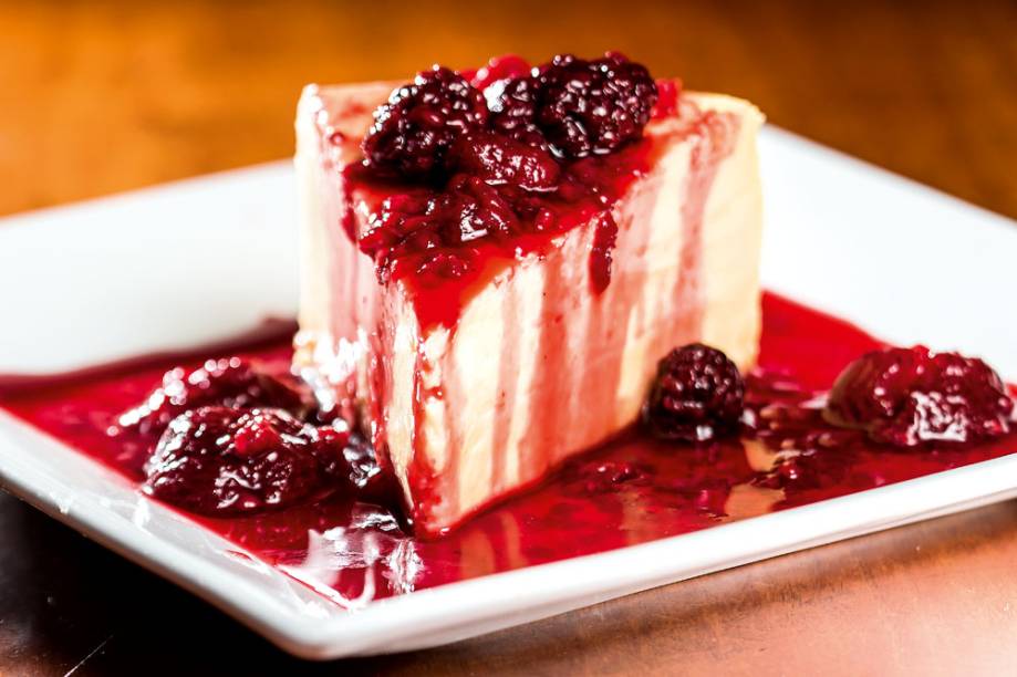 Mestiço - cheesecake com bastante calda de frutas vermelhas Mestiço - cheesecake com bastante calda de frutas vermelhas