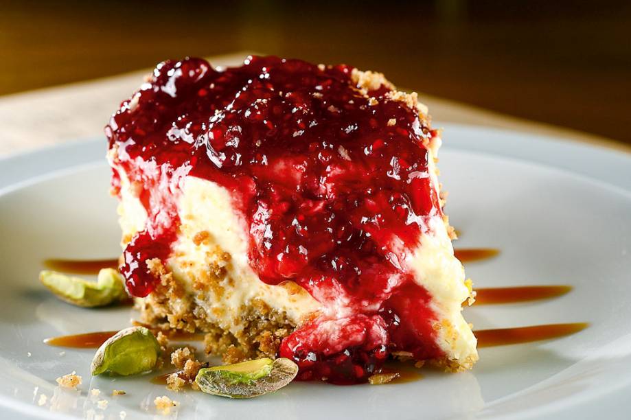 Cheesecake com queijo de cabra mais calda de framboesa Cheesecake com queijo de cabra mais calda de framboesa