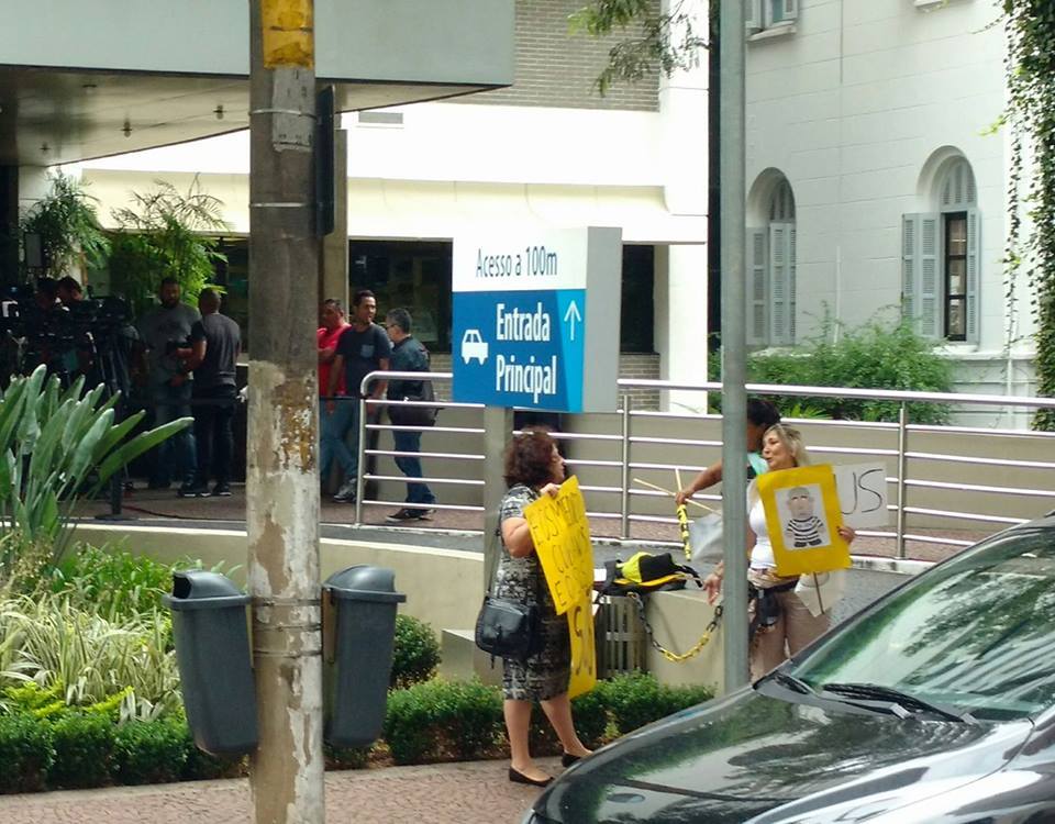 Manifestantes protestam contra Lula na porta do Sírio-Libanês