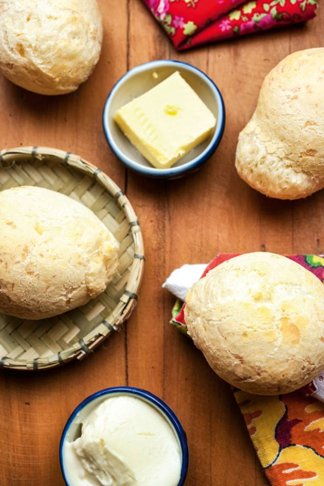 O pão de queijo tem interior aerado e é feito com queijo da Serra da Canastra O pão de queijo tem interior aerado e é feito com queijo da Serra da Canastra