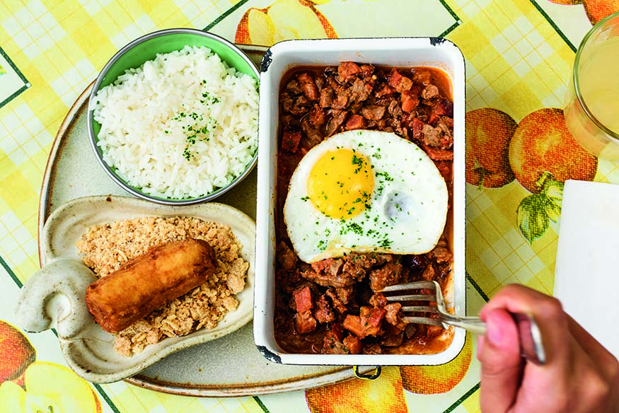 Lá da Venda - picadinho com farofa na manteiga e banana à milanesa