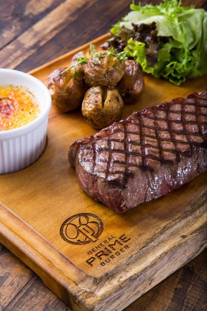 Picanha na tábua: vai com batatinhas, salada e creme de milho brûlé Picanha na tábua: vai com batatinhas, salada e creme de milho brûlé