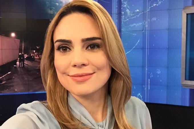Após um mês de namoro, Rachel Sheherazade fica noiva no Facebook