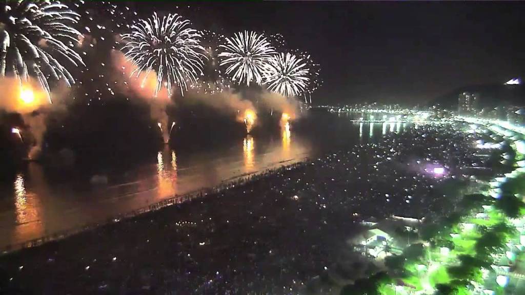 Réveillon em Santos: reprodução do Youtube Imagem do Réveillon em Santos. Fogos de artifícios foram acesos na orla