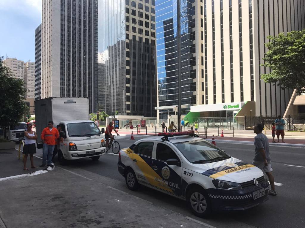 GCM orienta camelôs da Paulista sobre proibição de comércio