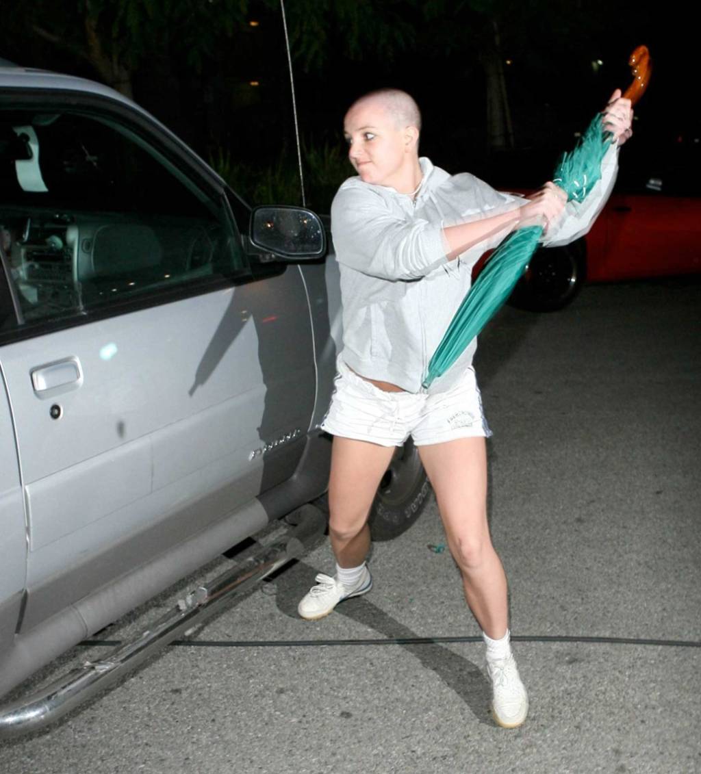 Britney Spears Cena de Britney quebrando carro com guarda-chuva.