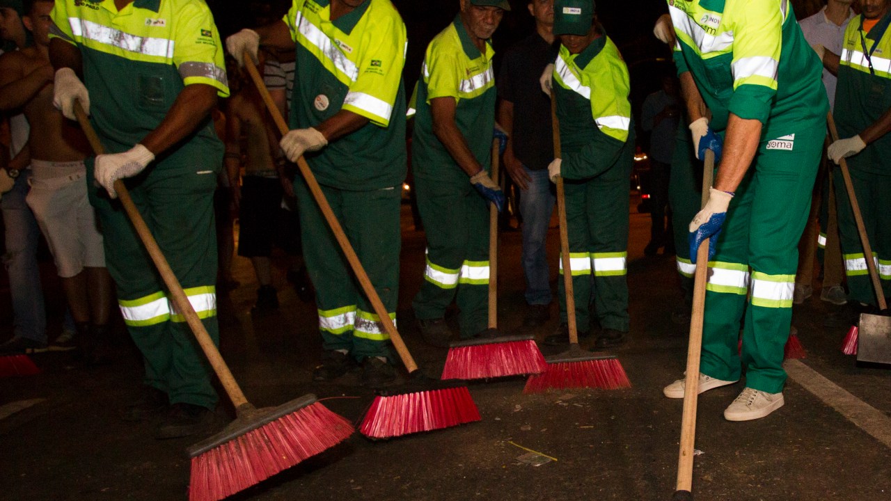 Vestido de gari, Doria chega em Pinheiros para operação de limpeza