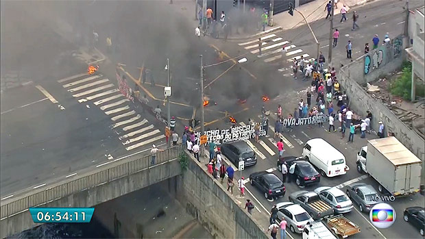 Protesto bloqueia parte da Avenida do Estado
