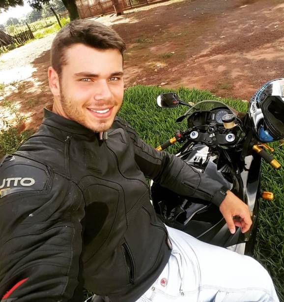 Tenente Thiago Boina Marin é o bombeiro-gato Tenente Thiago Boina Marin é o bombeiro-gato