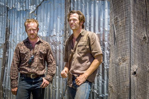 Ben Foster e Chris Pine: os irmãos que assaltam bancos no Texas Ben Foster e Chris Pine: os irmãos que assaltam bancos no Texas
