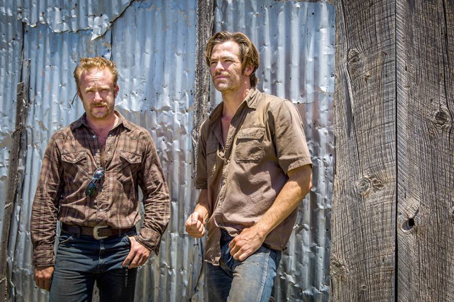 Ben Foster e Chris Pine: os irmãos que assaltam bancos no Texas Ben Foster e Chris Pine: os irmãos que assaltam bancos no Texas
