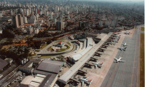 Imagem aérea mostra aviões parados no Aeroporto de Congonhas