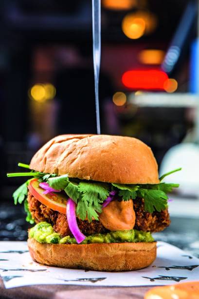 Sanduíche bun bah, de frango com coentro Sanduíche bun bah, de frango com coentro