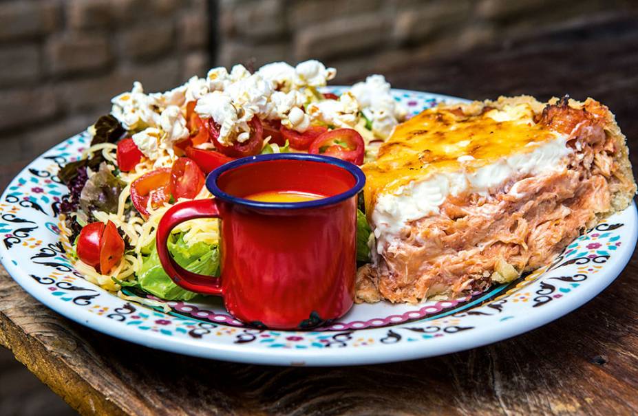 Torta de frango com cream cheese, mix de cogumelos e meia-porção de salada com molho de mostarda
e mel Torta de frango com cream cheese, mix de cogumelos e meia-porção de salada com molho de mostarda
e mel