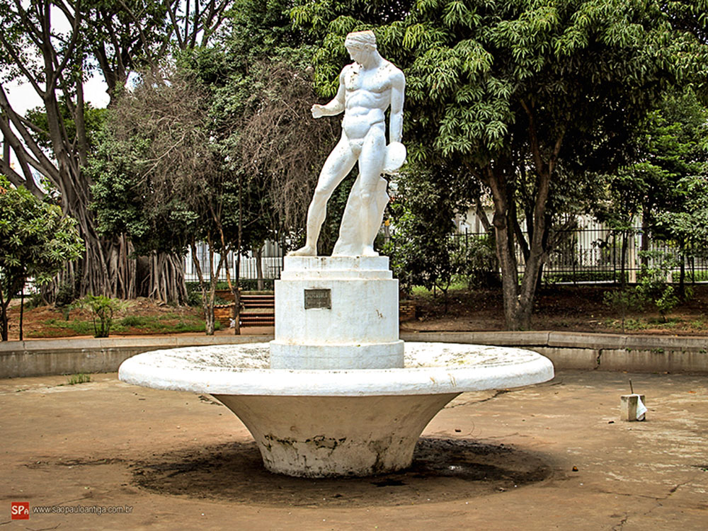 Conheça um pouco sobre a escultura da Praça General Polidoro